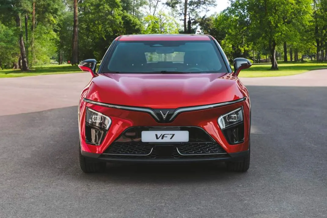 Đầu xe mạnh mẽ, đậm chất tương lai